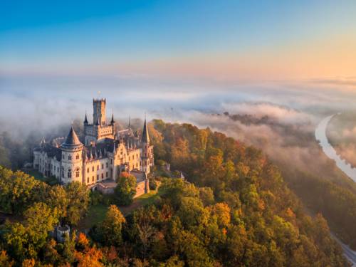 Schloss Marienburg im Nebel